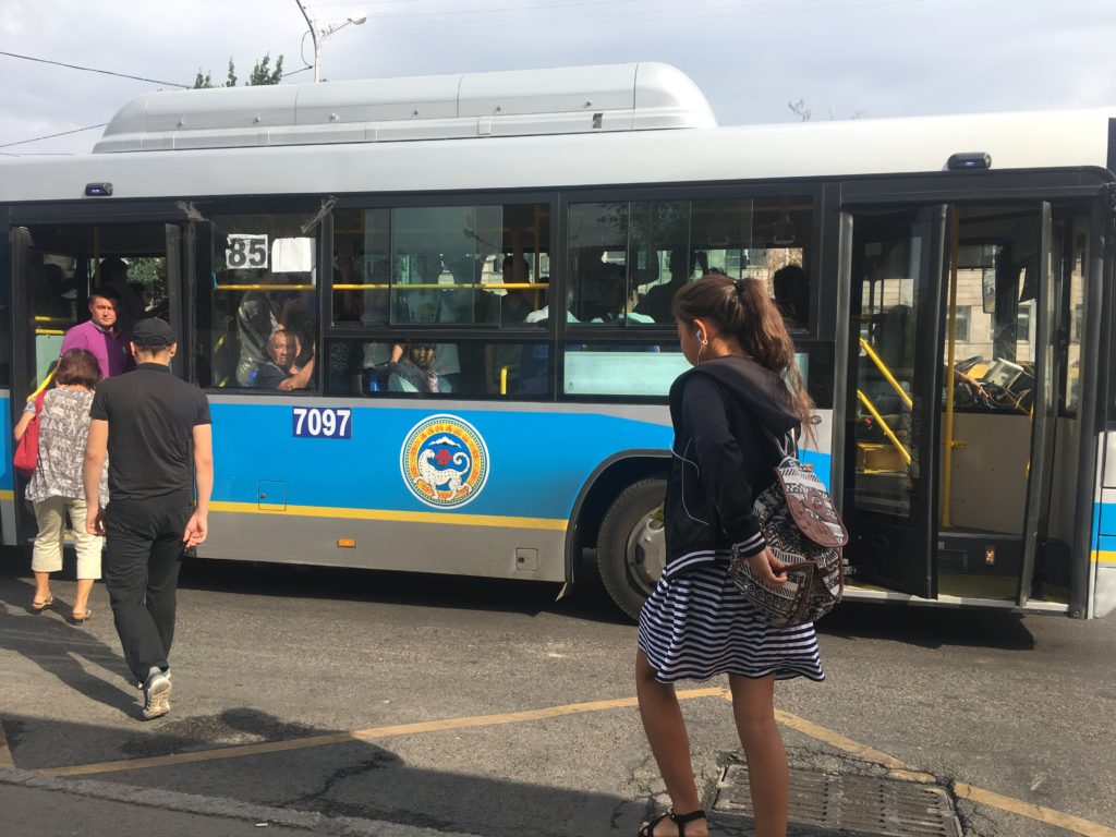 Автобус 85 едет